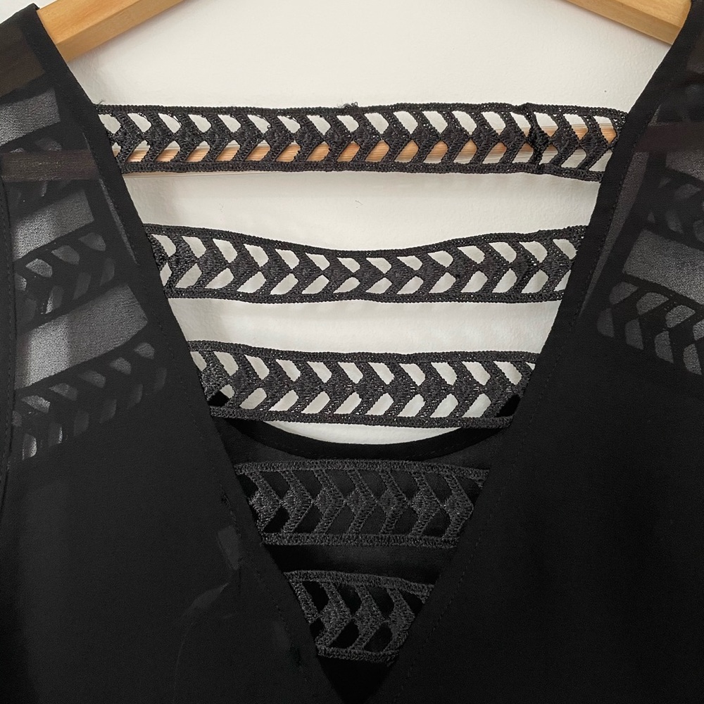 Lovely tank top in black with lace detailing on the shoulders. - Picture 4 of 4